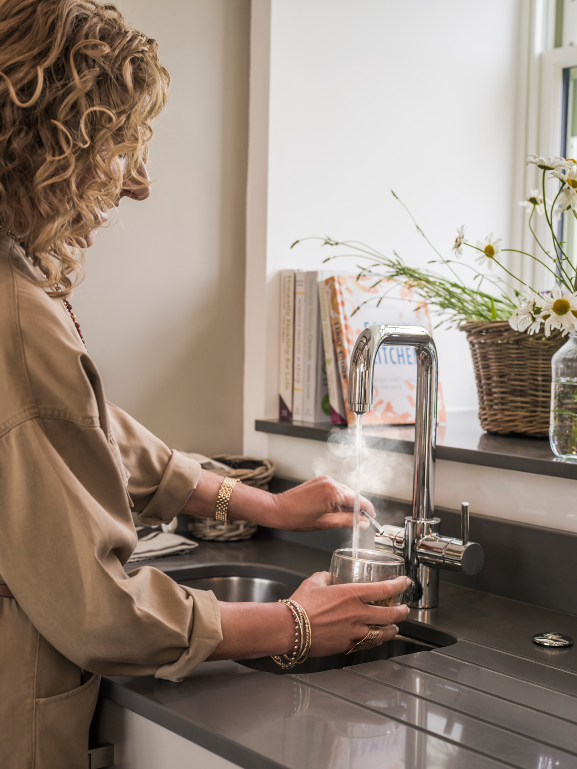 KELLY HOPPEN avala los grifos de INSINKERATOR® y sus trituradores de residuos de alimentos